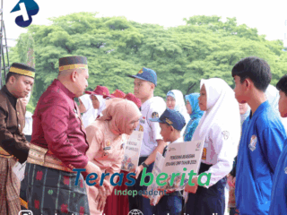 Walikota dan Wakil walikota Mks. Munafri–Aliyah Bagikan Beasiswa dan Penghargaan di HUT Kota Makassar ke-418