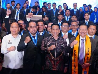 Otto Hasibuan Lantik 500 Pengurus PERADI Makassar Periode 2025–2030