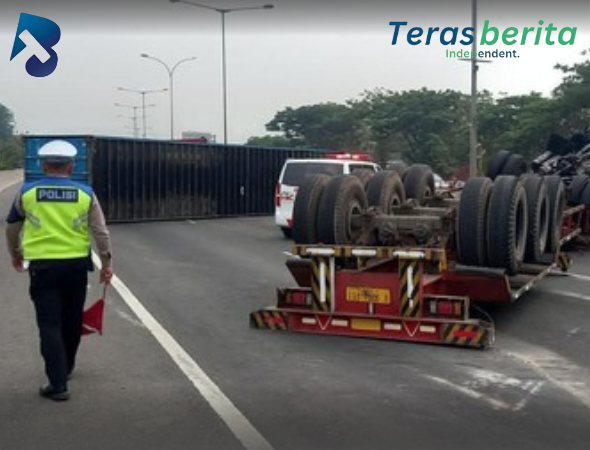 Truk Kontainer Terguling Timpa Mobil di Pangkep, Tiga Orang Tewas