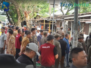 Trotoar dan Drainase Dipulihkan, Pemkot Makassar Tertibkan Puluhan Lapak PKL