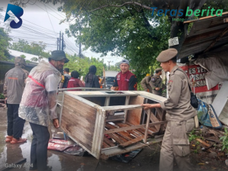 Pemkot Makassar Tertibkan Lapak Liar dan Kontainer Besi Tua Demi Cegah Banjir dan Percantik Kota