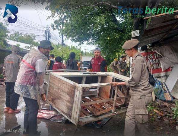 Pemkot Makassar Tertibkan Lapak Liar dan Kontainer Besi Tua Demi Cegah Banjir dan Percantik Kota