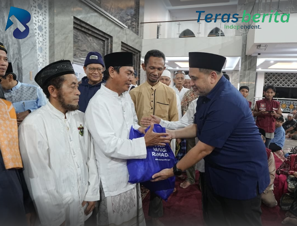 Munafri Arifuddin Safari Ramadan di Masjid Ikhtiar Perdos Unhas, Serahkan Paket Pangan dan Tegaskan Penertiban Lapak Liar