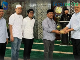 DPRD Sulsel Serahkan Infaq Rp61 Juta untuk Buka Puasa Gratis di Masjid Al-Markaz