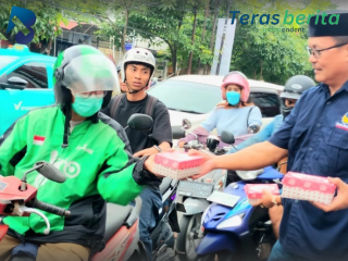 Ratusan Takjil Dibagikan NasDem Makassar untuk Warga dan Pengendara