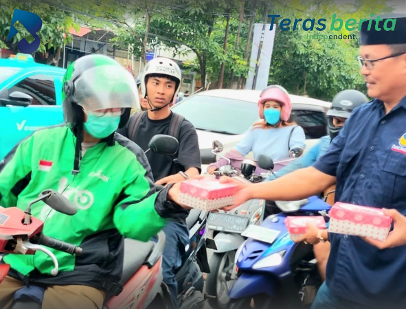 Ratusan Takjil Dibagikan NasDem Makassar untuk Warga dan Pengendara