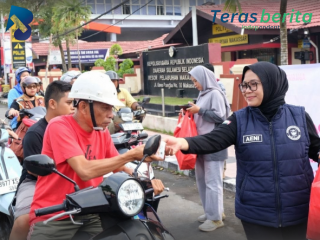 Polres Pelabuhan Makassar Tebar Kepedulian Lewat Aksi Berbagi Takjil Gratis di Bulan Ramadan