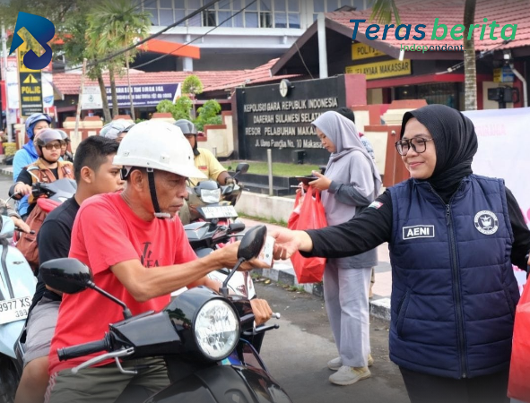 Polres Pelabuhan Makassar Tebar Kepedulian Lewat Aksi Berbagi Takjil Gratis di Bulan Ramadan