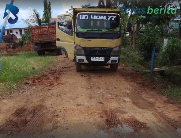 Pengerjaan proyek tanpa anggaran di PDAM IPA 3 Antang mengakibatkan jalan di perumnas Antang Becek