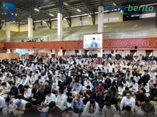 Hujan Deras Tak Surutkan Antusias, 8.000 Jamaah Padati Unismuh Makassar untuk Salat Idulfitri