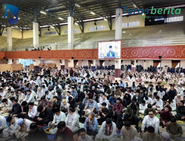 Hujan Deras Tak Surutkan Antusias, 8.000 Jamaah Padati Unismuh Makassar untuk Salat Idulfitri