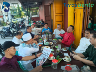 Warkop Makassar Kian Hidup Pasca Lebaran, Harian Rakyat Sulsel Jadi Bacaan Favorit Tokoh dan Warga
